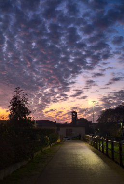 Sonbaharda gün batımında yol
