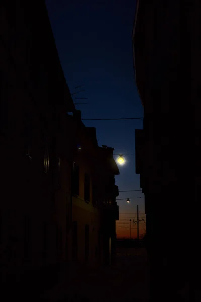 Céu Pôr Sol Outono Emoldurado Por Edifícios — Fotografia de Stock