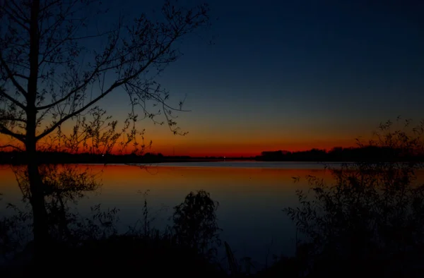 Закат Над Озером Осенью — стоковое фото