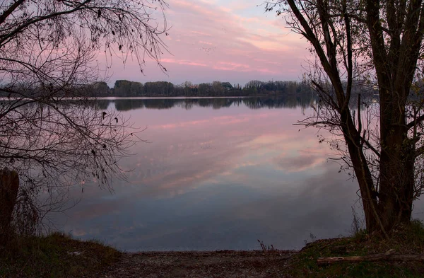 Arbres Rochers Bord Lac Coucher Soleil Automne — Photo