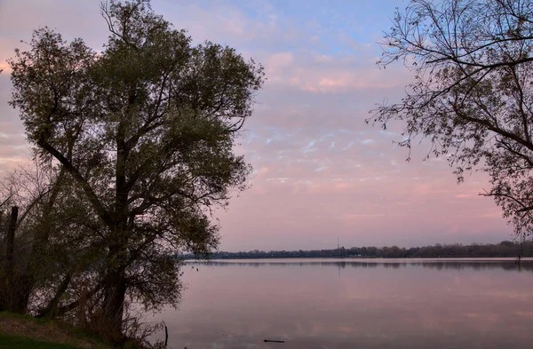 Alberi Rocce Sulla Riva Lago Tramonto Autunno — Foto Stock