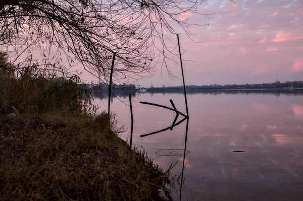 Drzewa Skały Nad Brzegiem Jeziora Zachodzie Słońca Jesienią — Zdjęcie stockowe