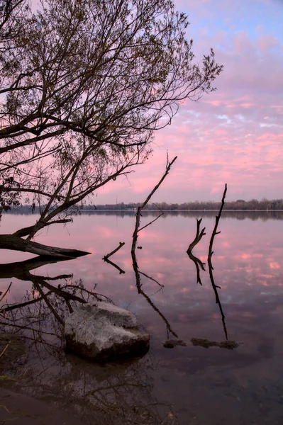 Sonbaharda Günbatımında Gölün Kıyısındaki Ağaçlar Kayalar — Stok fotoğraf