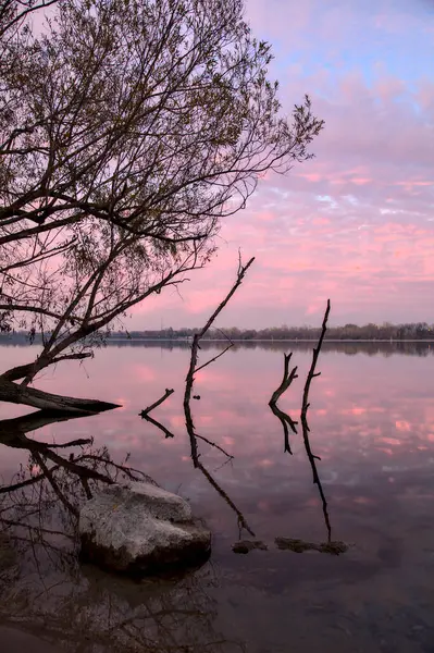 Sonbaharda Günbatımında Gölün Kıyısındaki Ağaçlar Kayalar — Stok fotoğraf