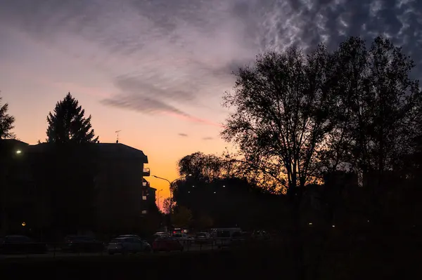 Zachód Słońca Niebo Jesienią Sylwetkami Budynków — Zdjęcie stockowe
