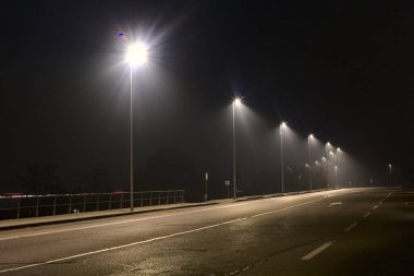 Geceleri gölün kıyısında bir yol.