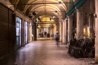 Geceleri Mantova 'da kapalı dükkanlar olan veranda.