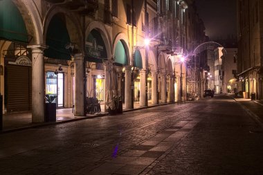 Geceleri Mantova 'da kapalı dükkanlar olan veranda.
