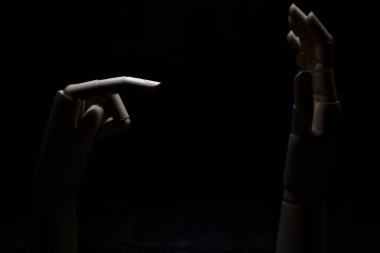 Açık bir eli işaret eden tahta bir el.