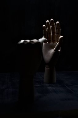 Açık bir eli işaret eden tahta bir el.