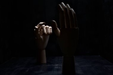 Açık bir eli işaret eden tahta bir el.