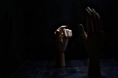 Açık bir eli işaret eden tahta bir el.