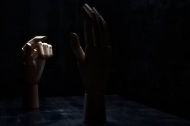 Açık bir eli işaret eden tahta bir el.