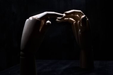 Dokunmak üzere olan iki tahta el