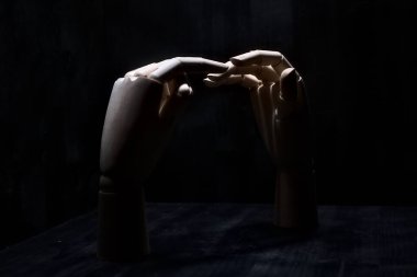 Dokunmak üzere olan iki tahta el