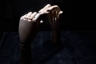 Dokunmak üzere olan iki tahta el