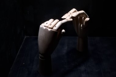 Dokunmak üzere olan iki tahta el