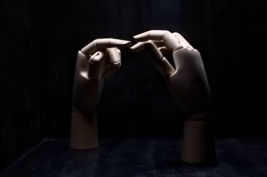 Dokunmak üzere olan iki tahta el