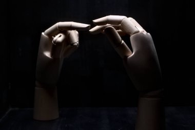 Dokunmak üzere olan iki tahta el