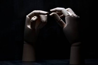 Dokunmak üzere olan iki tahta el