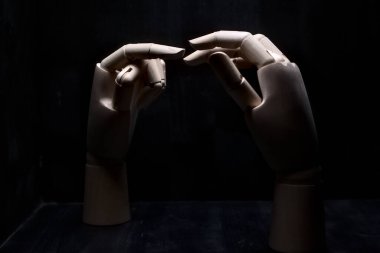 Dokunmak üzere olan iki tahta el