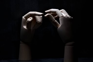 Dokunmak üzere olan iki tahta el