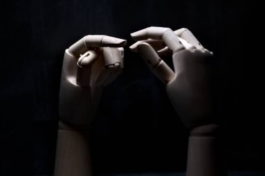 Dokunmak üzere olan iki tahta el