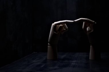 Kendilerine dokunan iki tahta elin iki parmağı.