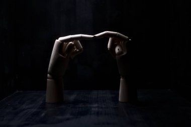 Kendilerine dokunan iki tahta elin iki parmağı.