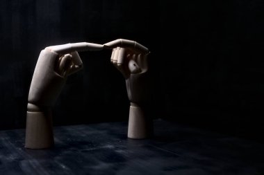 Kendilerine dokunan iki tahta elin iki parmağı.