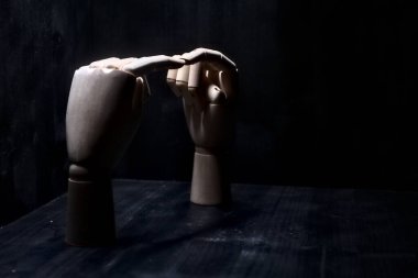 Kendilerine dokunan iki tahta elin iki parmağı.