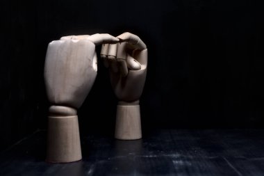 Kendilerine dokunan iki tahta elin iki parmağı.