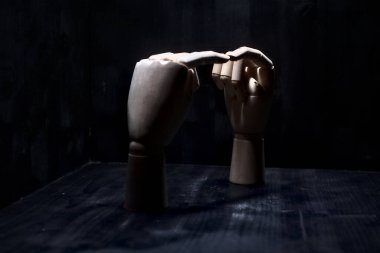 Kendilerine dokunan iki tahta elin iki parmağı.