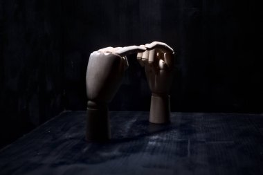 Kendilerine dokunan iki tahta elin iki parmağı.