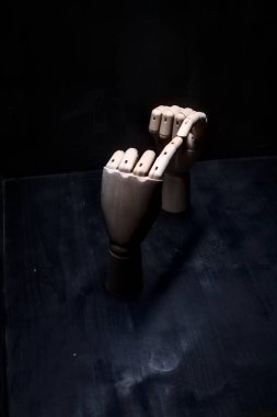 Kendilerine dokunan iki tahta elin iki parmağı.