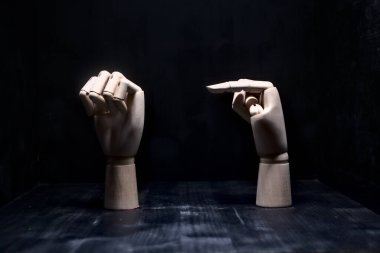 Ahşap bir el, ahşap bir eli işaret eder sıkıca kapalı.