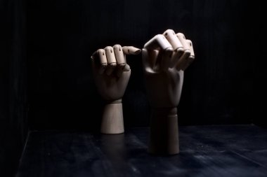Ahşap bir el, ahşap bir eli işaret eder sıkıca kapalı.