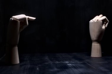 Ahşap bir el, ahşap bir eli işaret eder sıkıca kapalı.