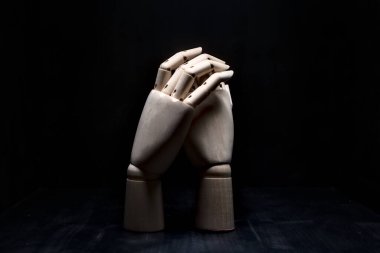 Tahta bir el, başka bir tahta eli tutmakta isteksiz.