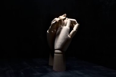 Tahta bir el, başka bir tahta eli tutmakta isteksiz.