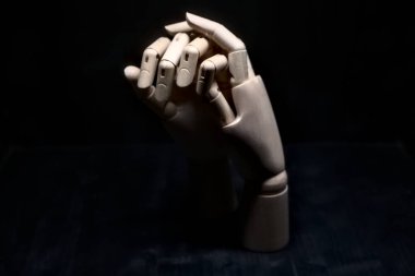 Tahta bir el, başka bir tahta eli tutmakta isteksiz.