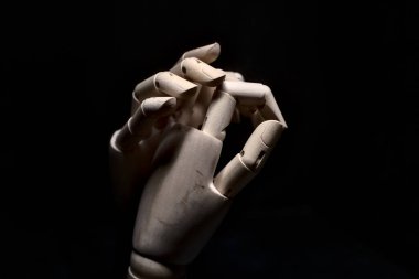 Tahta bir el, başka bir tahta eli tutmakta isteksiz.