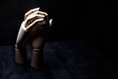 Tahta bir el, başka bir tahta eli tutmakta isteksiz.