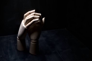 Tahta bir el, başka bir tahta eli tutmakta isteksiz.