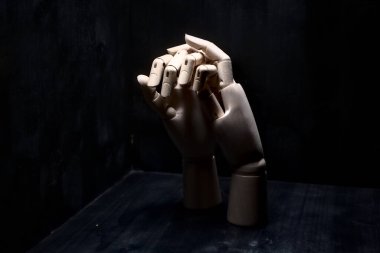 Tahta bir el, başka bir tahta eli tutmakta isteksiz.