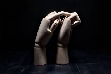 Başka bir tahta ele dokunan tahta el işaret parmağıyla sıkıca kapanır.