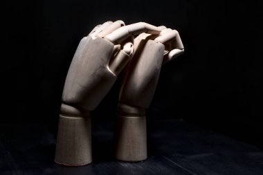 Başka bir tahta ele dokunan tahta el işaret parmağıyla sıkıca kapanır.