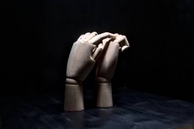 Başka bir tahta ele dokunan tahta el işaret parmağıyla sıkıca kapanır.