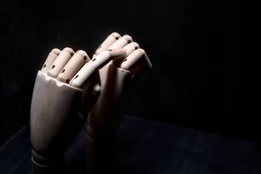 Başka bir tahta ele dokunan tahta el işaret parmağıyla sıkıca kapanır.