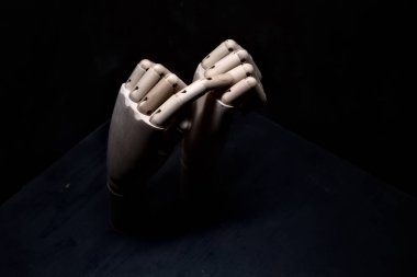 Başka bir tahta ele dokunan tahta el işaret parmağıyla sıkıca kapanır.